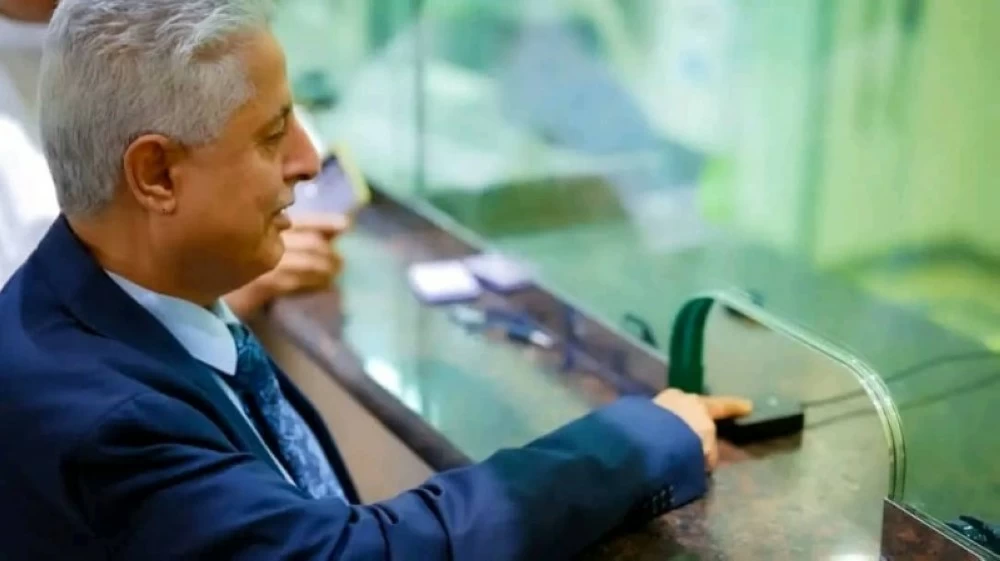 يتسلمون مرتباتهم.