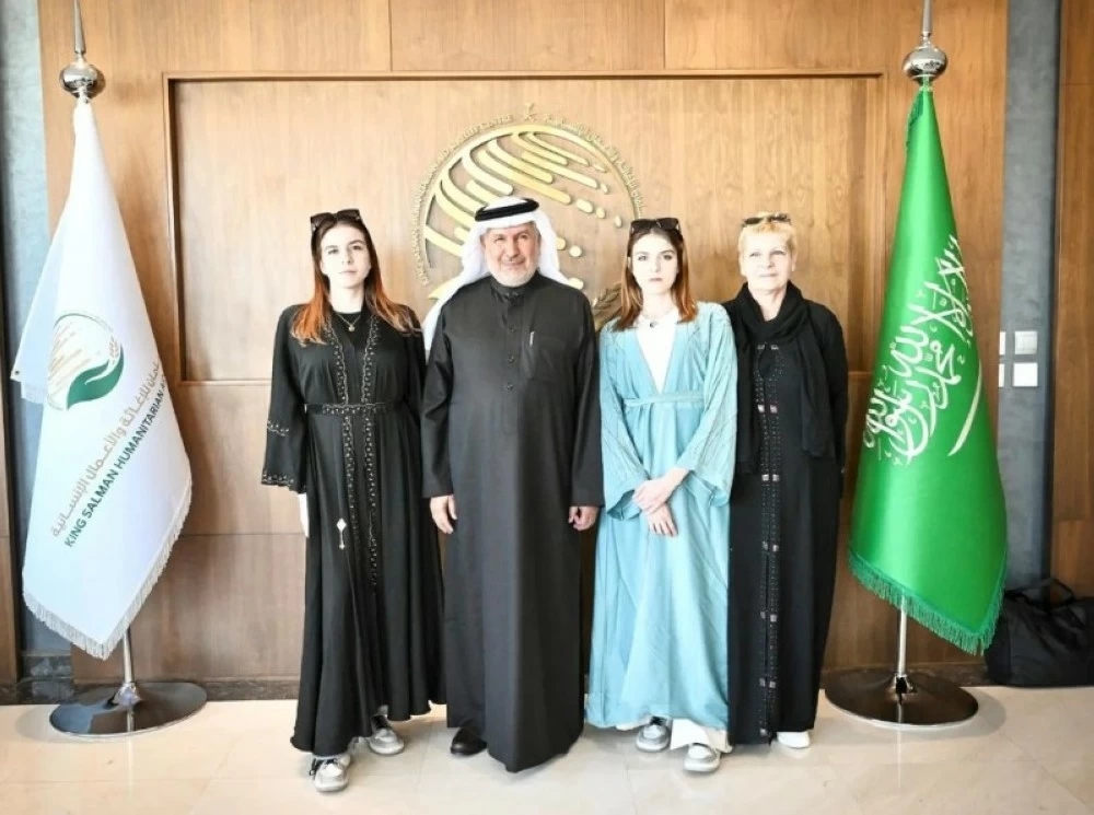 الدكتور عبدالله الربيعة خلال لقائه التوأم الملتصق البولندي «أولغا وداريا» اللتين أُجريت لهما عملية فصل ناجحة قبل 21 عاماً في مدينة الملك عبدالعزيز الطبية بالحرس الوطني بمدينة الرياض.