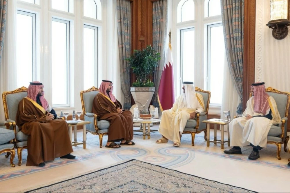 أمير قطر يستقبل وزير الدفاع السعودي ويبحثان تطورات الأوضاع في المنطقة