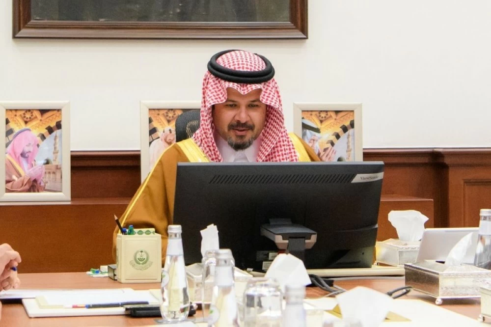 أمير المدينة يطّلع على عرض لمنجزات أعمال تفعيل المخطط الاستراتيجي لإدارة النفايات بالمنطقة