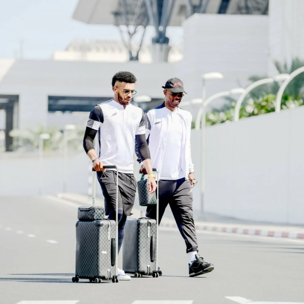 
لاعبا الفريق الشبابي علي البليهي وهارون كمارا. 