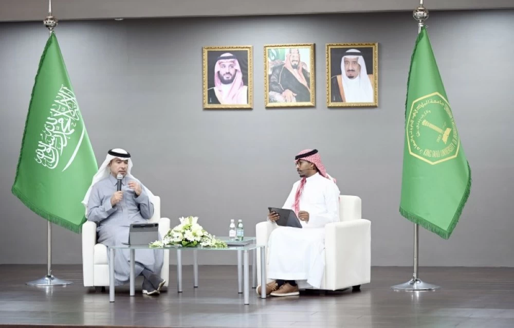 
الوزير الحقيل خلال الجلسة الحوارية مع أكاديميي وطلبة جامعة الملك فهد للبترول والمعادن. (عكاظ)    