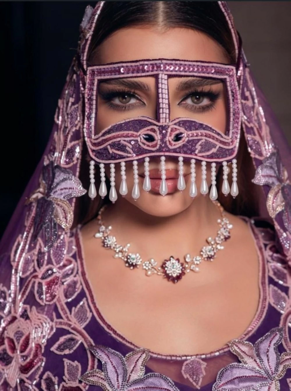 أصالة نصري تستحضر فخامة التراث بإطلالة بنفسجية آسرة