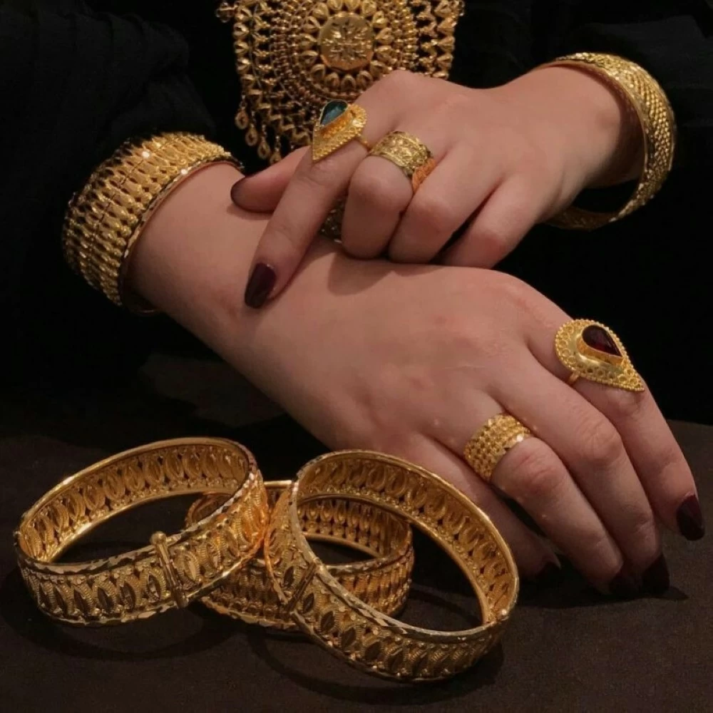 هل أصبح الذهب عبئًا على الأناقة… وهل تنقذ الإكسسوارات البديلة ذوق المستهلك 