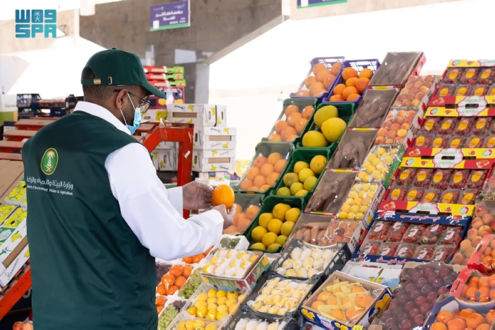 مامور ضبط يتفحص فواكه في محل خضار