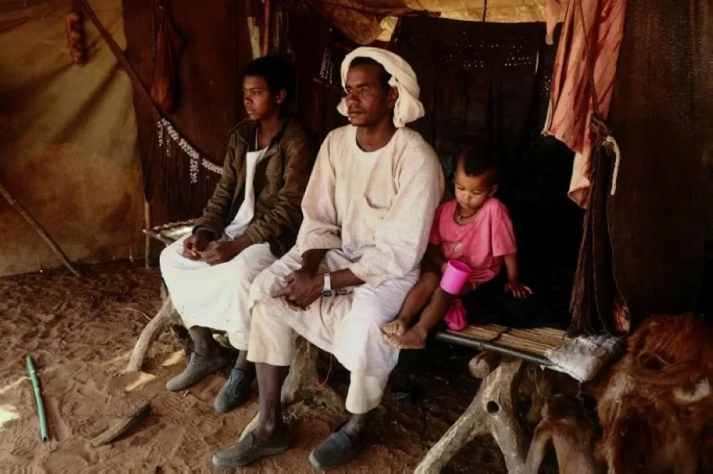 بدو من كردفان داخل خيمتهم.