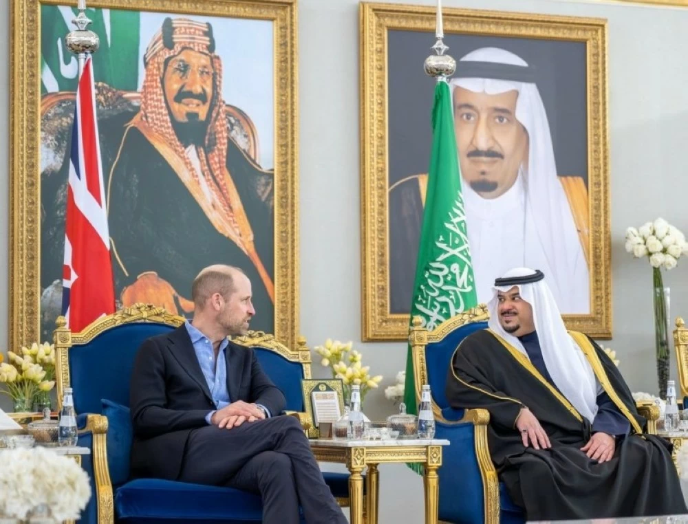 ولي عهد بريطانيا يغادر الرياض وفي مقدمة مودعيه نائب أمير المنطقة