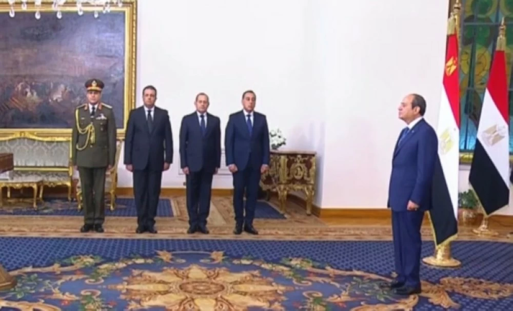 عاجل | مصر: تعيين وزير دفاع جديد.. والحكومة تؤدي اليمين بتشكيلها النهائي أمام السيسي. للاطلاع على 
