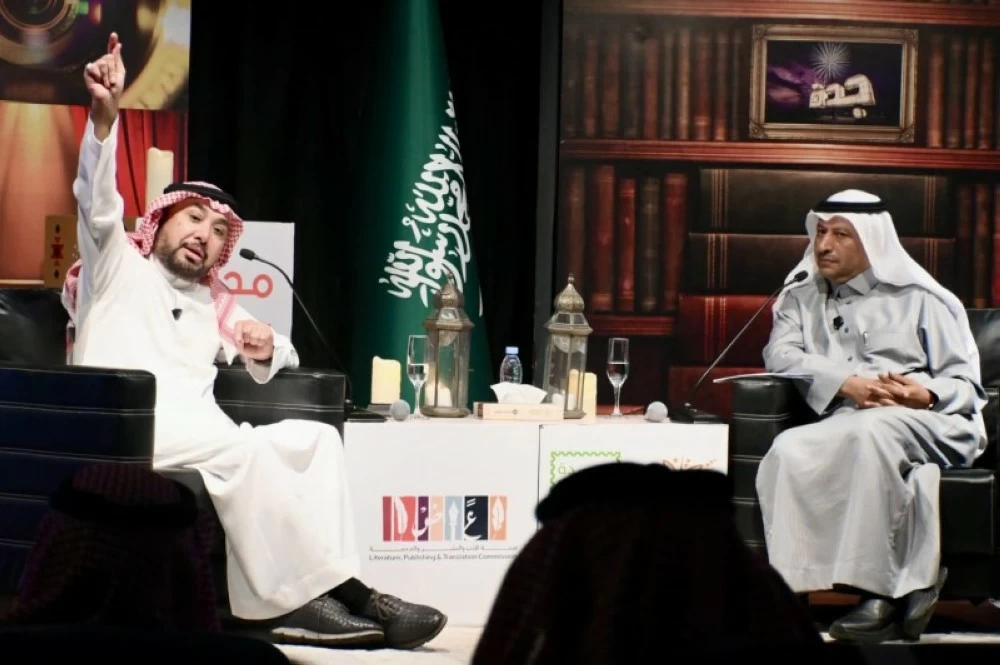 الشاعر الدكتور صالح الشادي في أمسية «الأغنية ورسالتها الوطنية»، التي أدارها الإعلامي مهدي الزهراني في جمعية الثقافة والفنون بجدة.