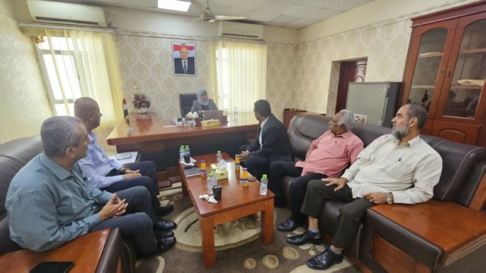 عاجل | رئيس الحكومة اليمنية و6 وزراء يمارسون مهماتهم من عدن. للاطلاع على 