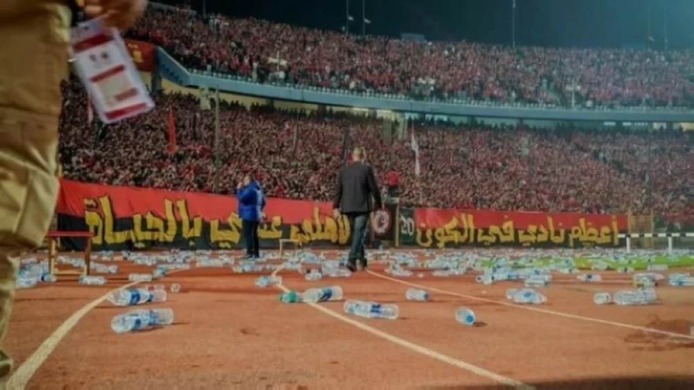 بدأت التوترات في الدقيقة 41 من الشوط الأول، إثر احتكاك بدني قوي بين لاعب الأهلي وقائد الجيش الملكي تطور سريعاً إلى مشادة كلامية حادة ثم اشتباك بالأيدي.
