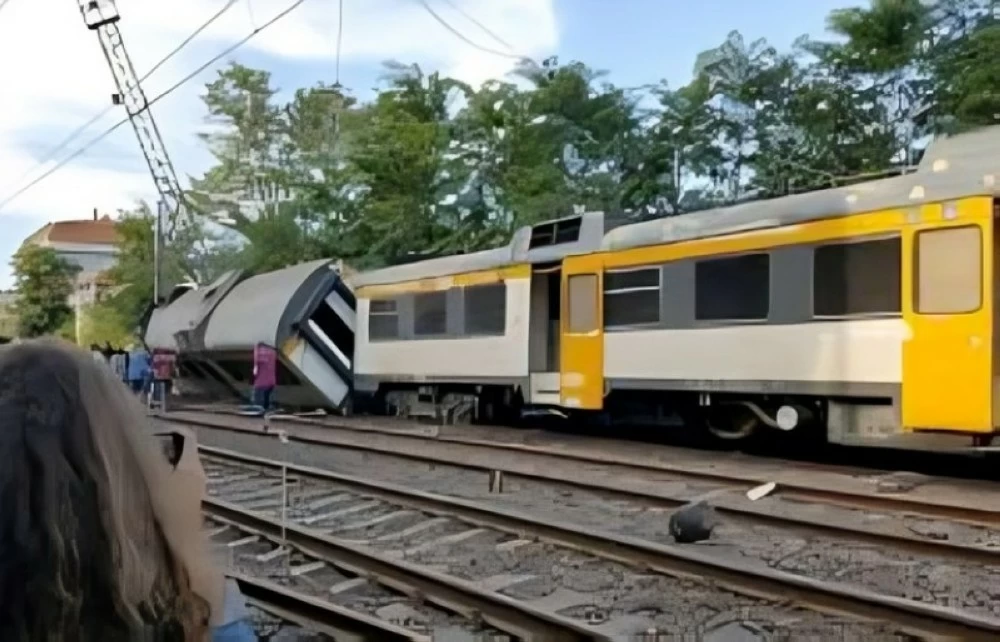 انحراف قطار عن مساره في «جبال الألب». للاطلاع على 