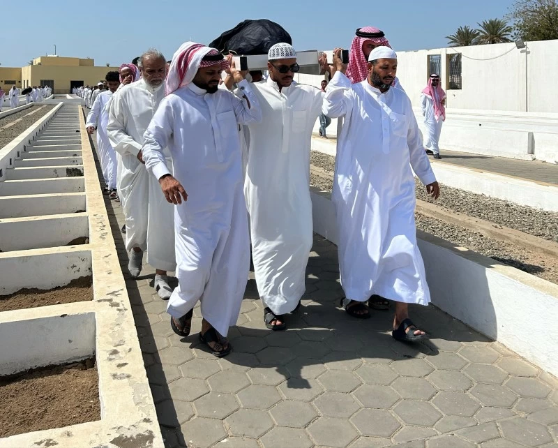 جثمان الفقيد خلال تشييعه في مقبرة الفيصلية. (تصوير: مديني عسيري، زكريا يعقوب)