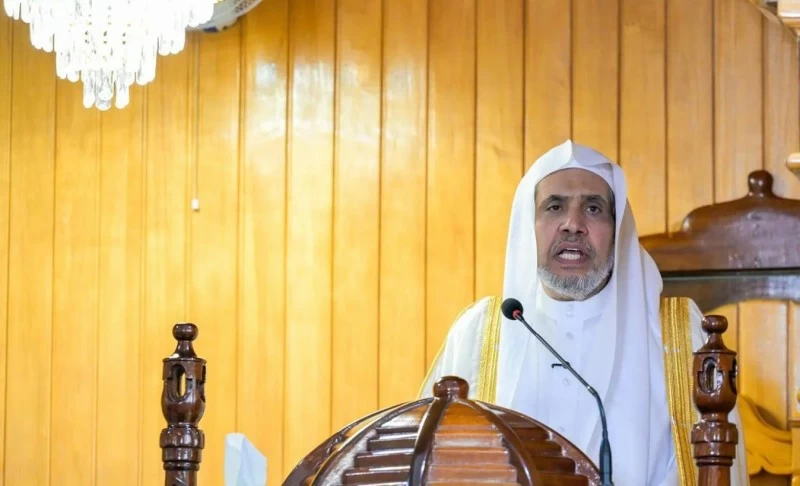 الأمين العام لرابطة العالم الإسلامي رئيس هيئة علماء المسلمين الشيخ الدكتور محمد بن عبدالكريم العيسى خلال إلقاء خطبة الجمعة في الجامع الكبير في جمهورية رواندا.