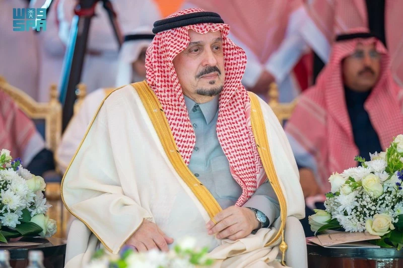 أمير منطقة الرياض الأمير فيصل بن بندر بن عبدالعزيز خلال حفل تكريم الفائزين في المسابقة المحلية على جائزة الملك سلمان بن عبدالعزيز لحفظ القرآن الكريم وتلاوته وتفسيره «للبنين».