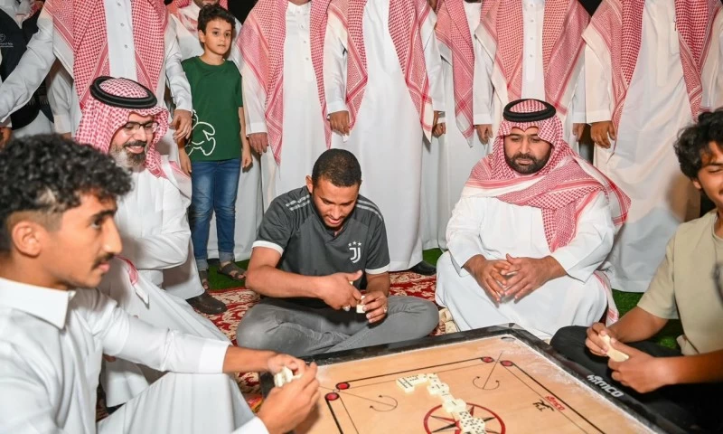 أمير جازان يزور سوق الأولين.