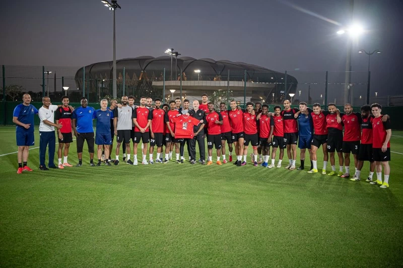 خيمي يكسر الحظر الطبي ويدعم الوحدة من المدرجات