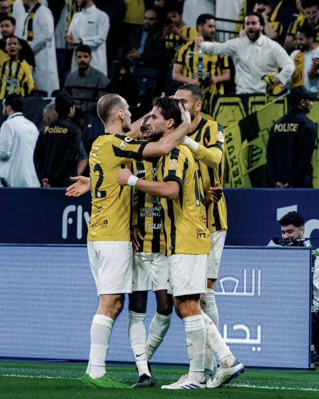 قهر الهلال بـ 10لاعبين  .. العميد يهدي  «النصر »الصدارة