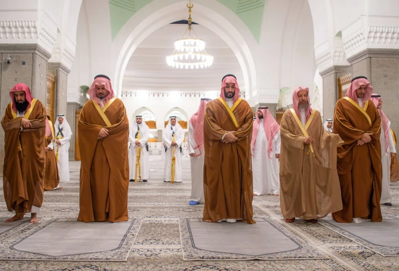 ولي العهد رئيس مجلس الوزراء الأمير محمد بن سلمان يؤدي ركعتي تحية المسجد خلال زيارته مسجد قباء في المدينة المنورة.