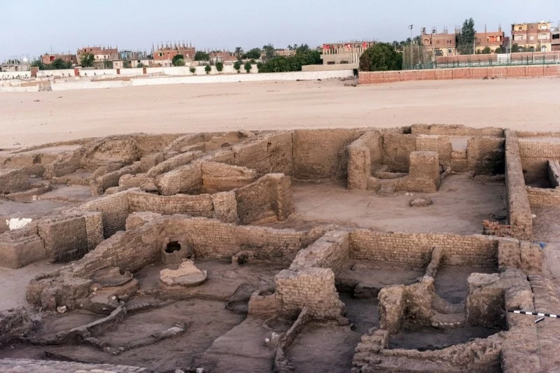 كشف مذهل في قلب صعيد مصر.. مدينة «شيخ العرب همام» تخرج من تحت الرمال! للاطلاع على 