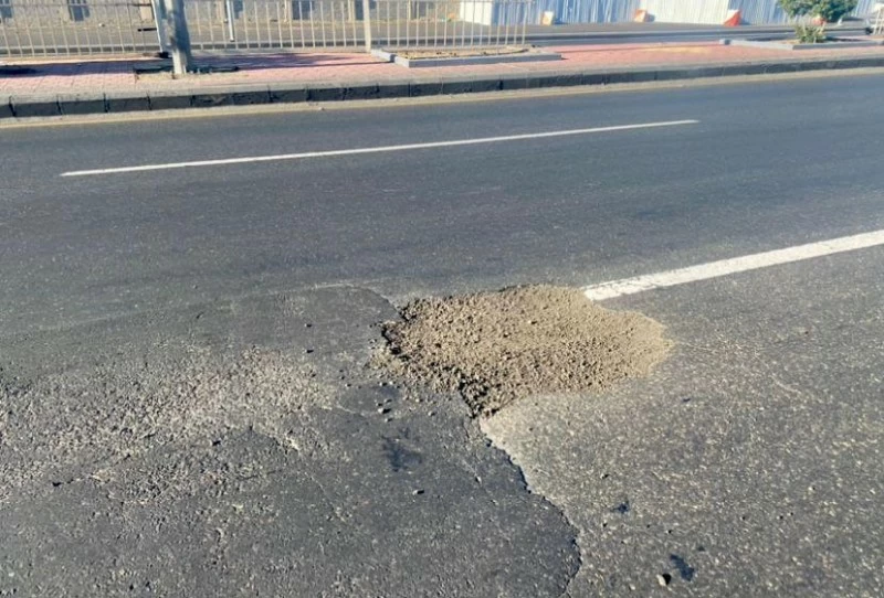 قائدو المركبات يناشدون بصيانة عاجلة لمواقع على طريق المدينة العسكرية - خميس مشيط