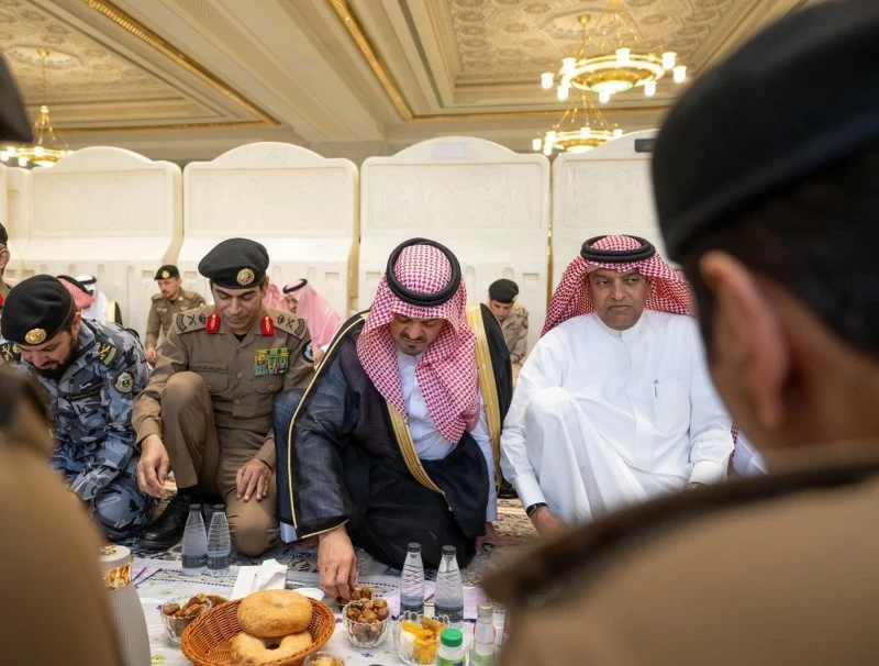 نائب أمير مكة المكرمة يشارك رجال الأمن الإفطار ‏في المسجد الحرام