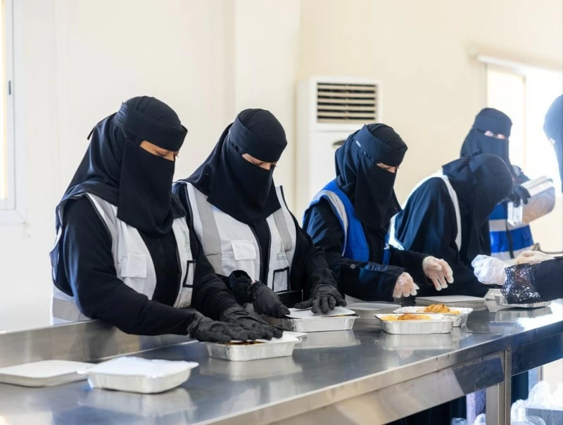 متطوعات مبادرة المرأة الشمالية يواصلن إعداد وجبات الصائمين في عامها الخامس