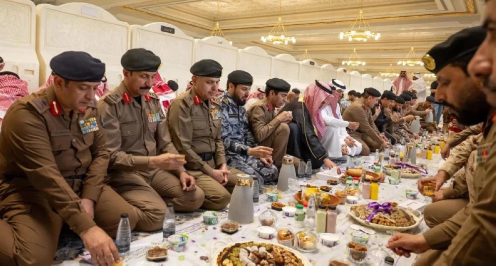 نائب أمير منطقة مكة خلال مشاركته رجال الأمن والجهات المشاركة في خدمة ضيوف الرحمن طعام الإفطار ‏في المسجد الحرام.