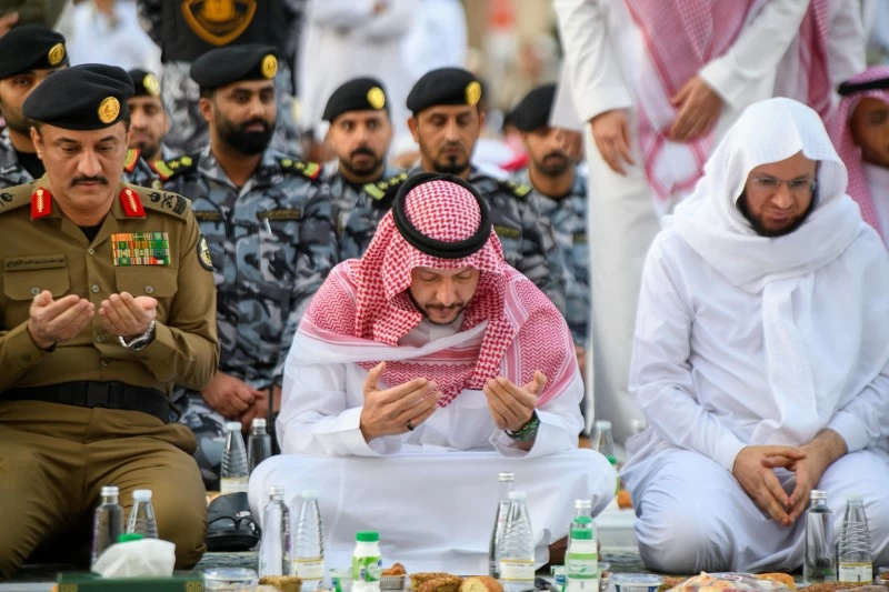 نائب أمير المدينة يشارك رجال الأمن إفطارهم في ساحة المسجد النبوي. للاطلاع على 
