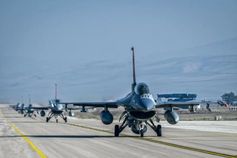 وزارة الدفاع التركية تعلن مصرع طيار إثر سقوط مقاتلة إف-16 غرب البلاد