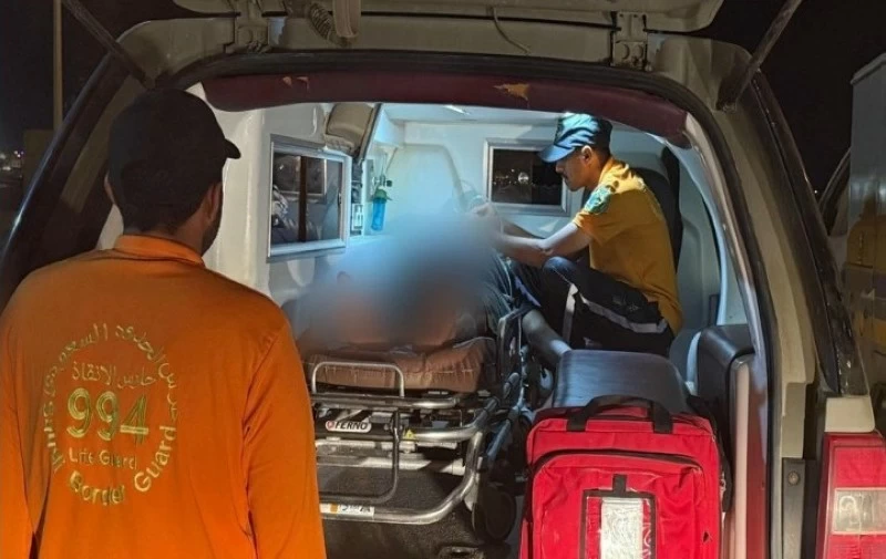 حرس الحدود ينقذ مواطناً من الغرق أثناء ممارسة السباحة بمنطقة جازان