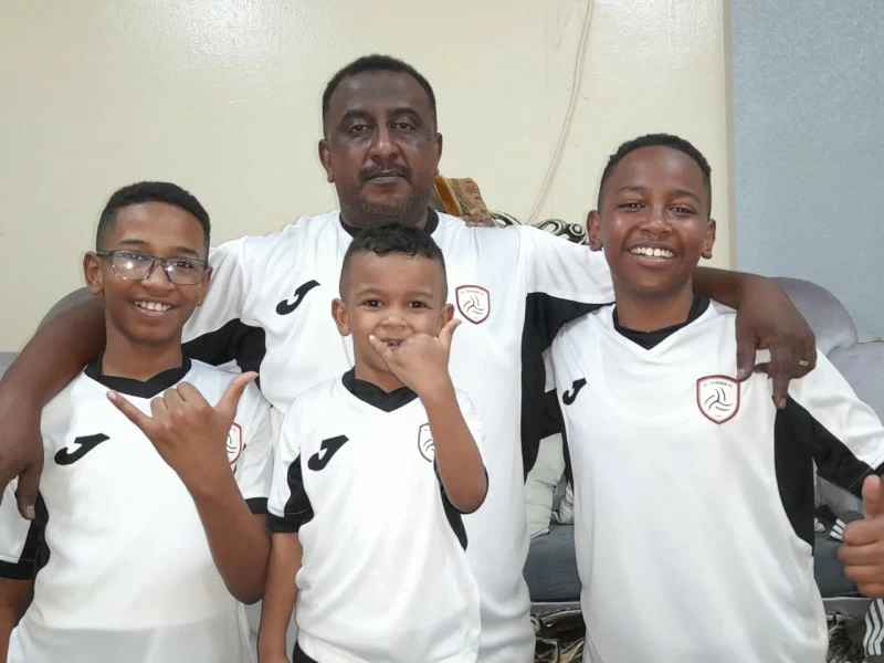 المشجع الشبابي أرباب وأبناؤه الثلاثة.