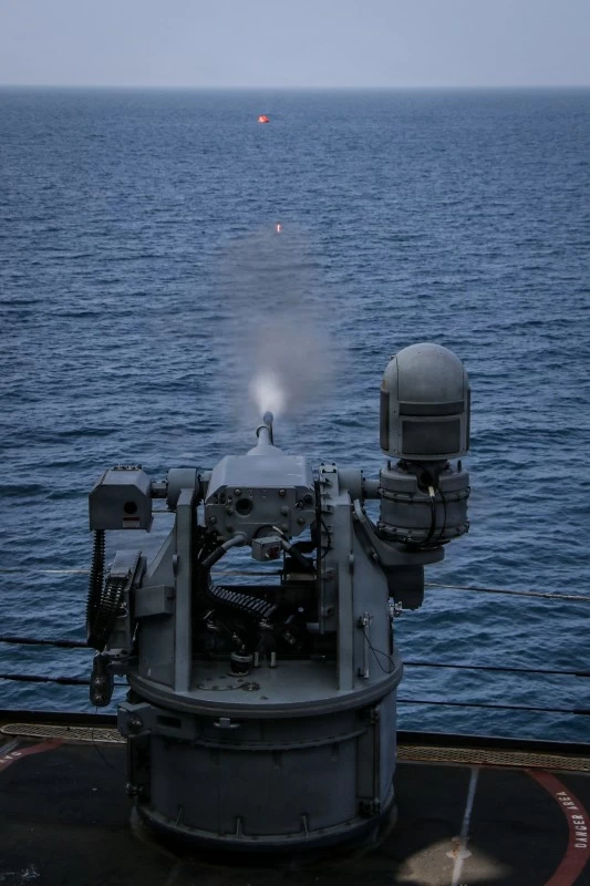 المدمرة الأمريكية فرانك إي. بيترسن جونيور