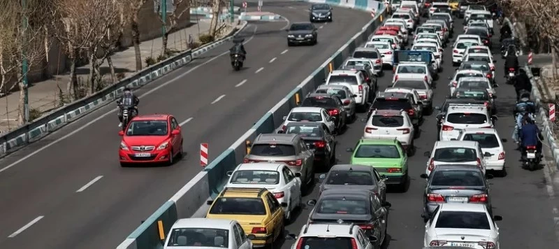 ازدحام السيارات الإيرانية هرباً من الحرب في طهران.