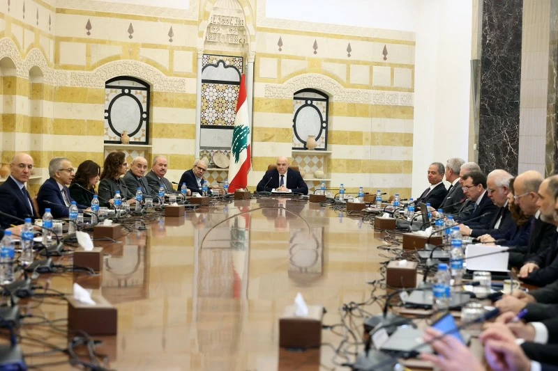 عون مترئساً الاجتماع الحكومي.