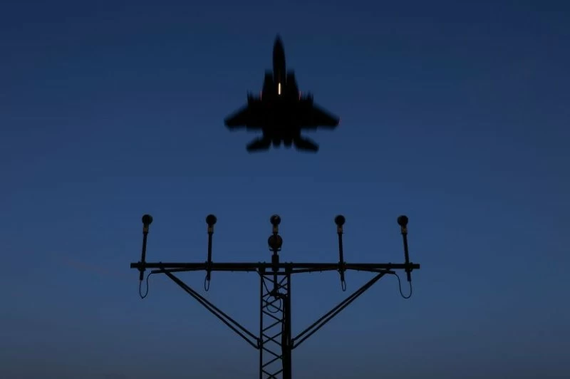 لحظة سقوط طائرة أمريكية.