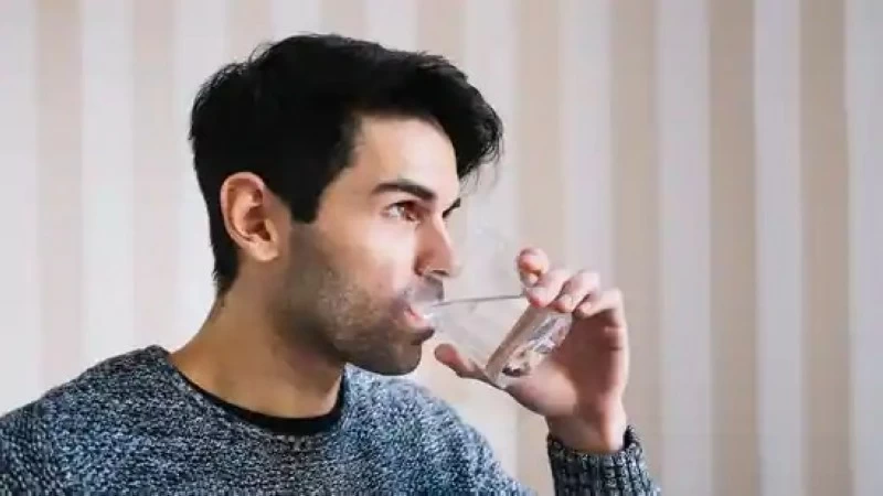 الماء ليس علاجاً سحرياً.. طبيب كلى يكشف كم تحتاج فعلياً لصحة كليتيك؟