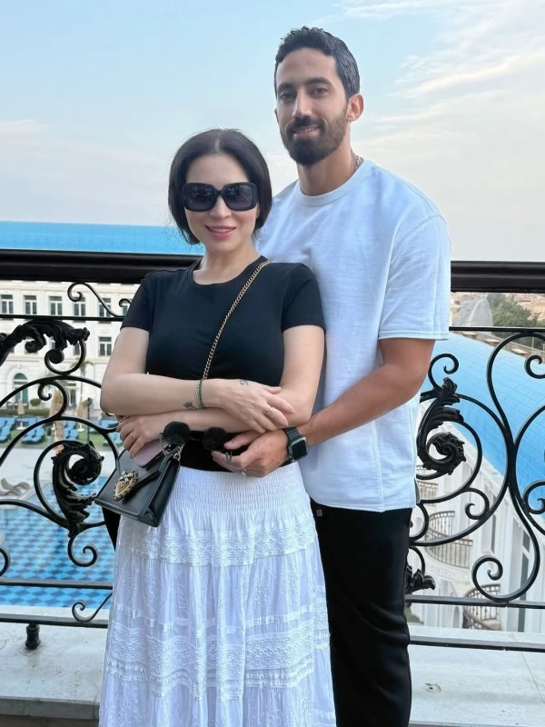 مي عز الدين وزوجها أحمد تيمور. 