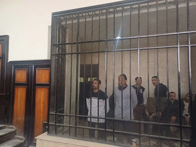 المتهمان خلف القضبان. 