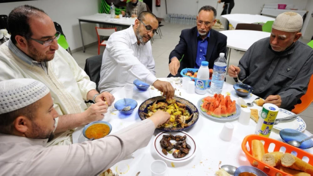 
لمة عائلية في فرنسا تجسد قيم رمضان. 