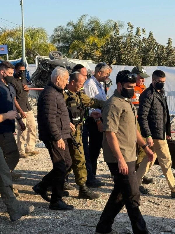 خلال زيارته موقع القصف.