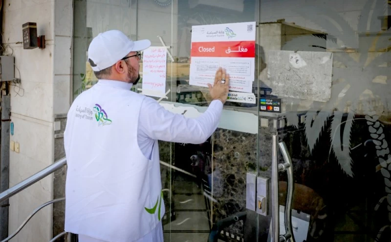 
جولات رقابية لـ«السياحة» على الوحدات السكنية. (واس) 