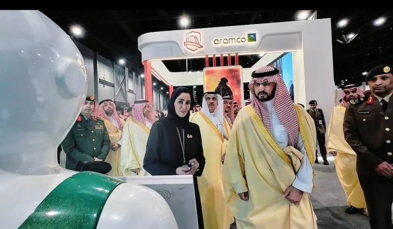 نائب الأمير الشرقية خلال وقوفه على جناح تعليم الشرقية