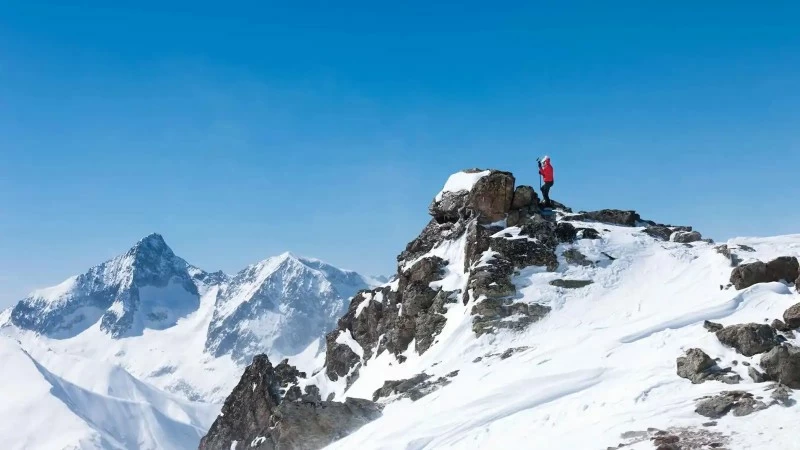 معجزة على ارتفاع آلاف الأقدام.. متسلق ينجو بعد ليلتين في الصقيع