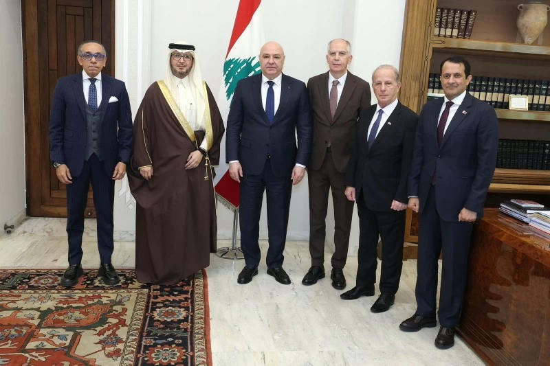 الرئيس عون مستقبلا سفراء اللجنة الخماسية.(عكاظ)