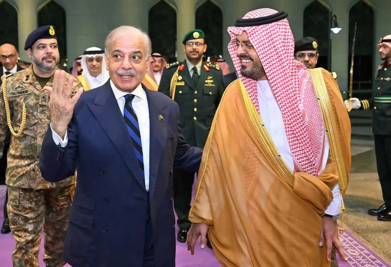 نائب أمير منطقة مكة المكرمة الأمير سعود بن مشعل بن عبدالعزيز خلال وداعه رئيس وزراء باكستان محمد شهباز شريف بمطار الملك عبدالعزيز الدولي.