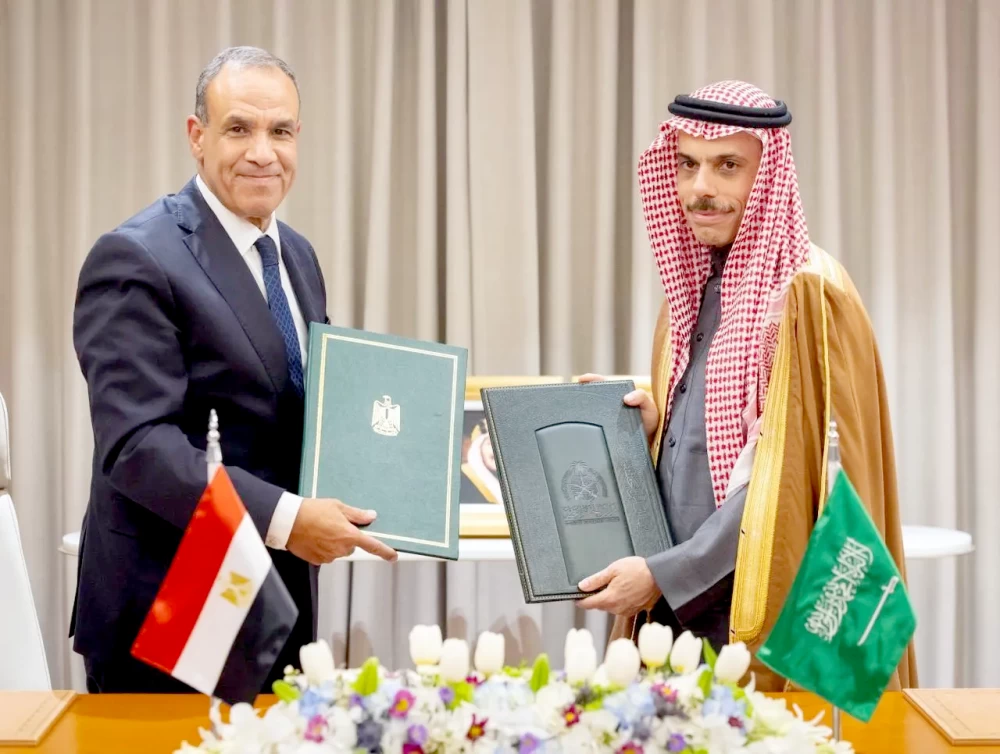 
وزيرا الخارجية السعودي والمصري يتبادلان نسخ الاتفاقية.    