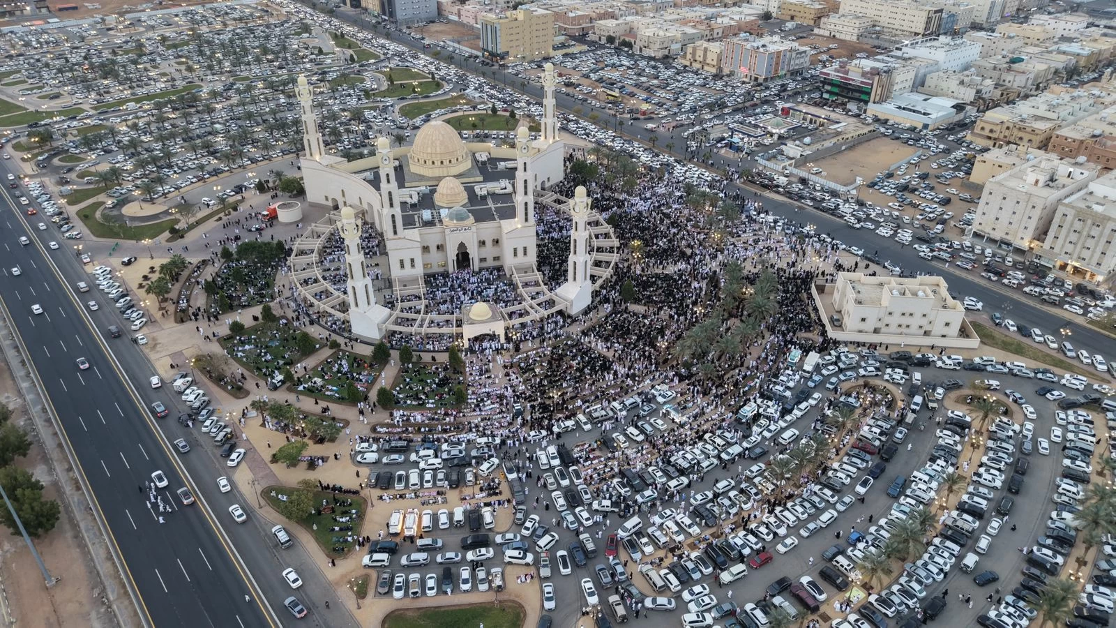 15 ألف شخص يؤدون صلاة العيد بـ«جامع الوالدين» في تبوك