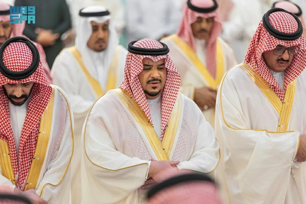 نائب أمير الرياض يؤدي صلاة الميت على حرم الشيخ سلطان بن سلمان بن حثلين