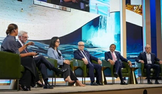 قدم المتحدثون رؤى حول الأسواق وإستراتيجيات الاستثمار والتوجه الاقتصادي والمعادن الحرجة، متطرقين إلى عدم الاستقرار الجيوسياسي، وتقلبات قطاع الطاقة. (واس).